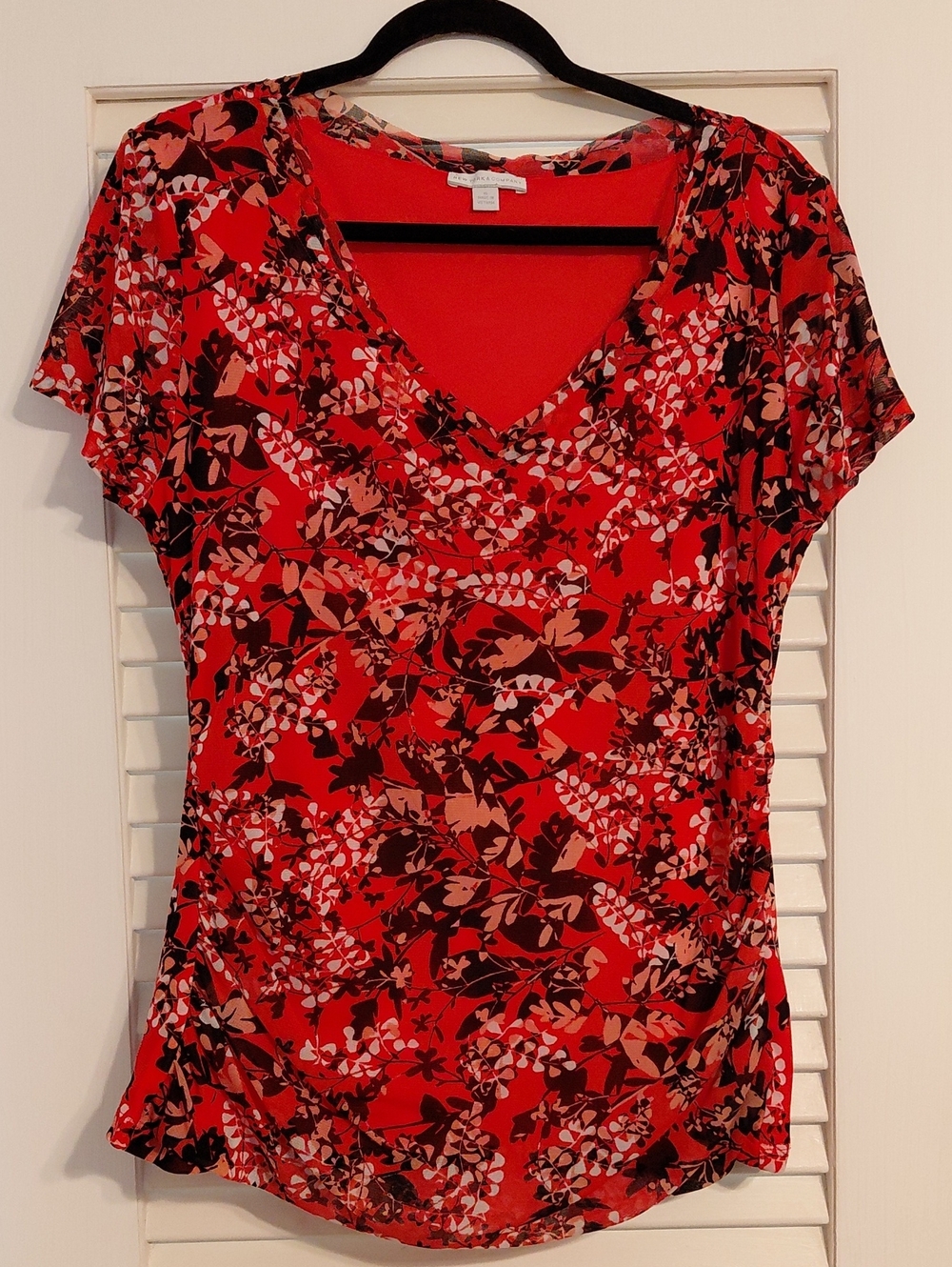 New York & Company Size XL Coral Floral Short Sleeve V-Neck Mesh Top